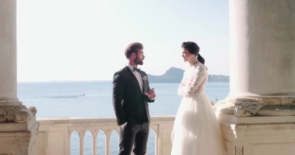 Junges Ehepaar spricht während einer Hochzeit in Isola del Garda — Stockvideo