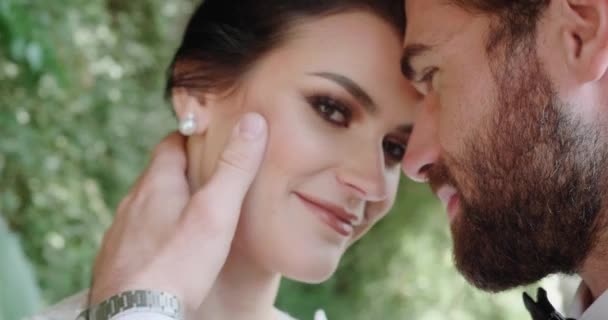 Giovani coppie si guardano l'un l'altro durante il servizio fotografico di nozze a Isola Del Garda — Video Stock