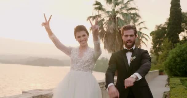 Fiatal házaspár táncolnak esküvő után Isola Del Garda — Stock videók