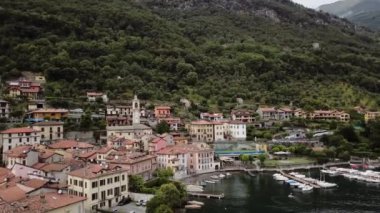 Como Gölü 'ndeki küçük bir şehrin insansız hava aracı görüntüleri. Lombardy, İtalya.