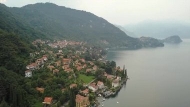 Como Gölü 'nün hava aracı görüntüleri. Lombardy, İtalya. Döndürme hareketiyle vurulmuş..