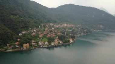 Como Gölü 'nün hava aracı görüntüleri. Lombardy, İtalya. Döndürme hareketiyle vurulmuş..