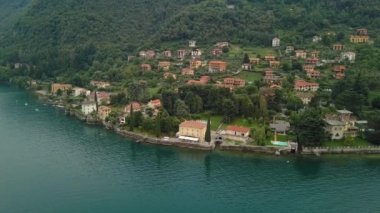 Como Gölü 'nün hava aracı görüntüleri. Lombardy, İtalya. Döndürme hareketiyle vurulmuş..