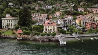 Como Gölü 'ndeki küçük bir şehrin insansız hava aracı görüntüleri. Lombardy, İtalya. Döndürme hareketiyle vurulmuş..