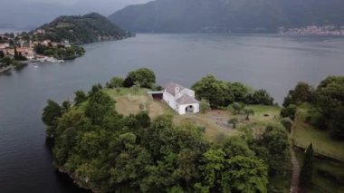 Como Gölü 'ndeki Isola Comacina' nın havadan görünüşü. İtalya. Döndürme hareketiyle vurulmuş..
