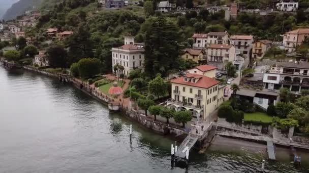 Flygbilder på en liten stad vid Comosjön. Lombardiet Italien. Rotationsrörelse — Stockvideo