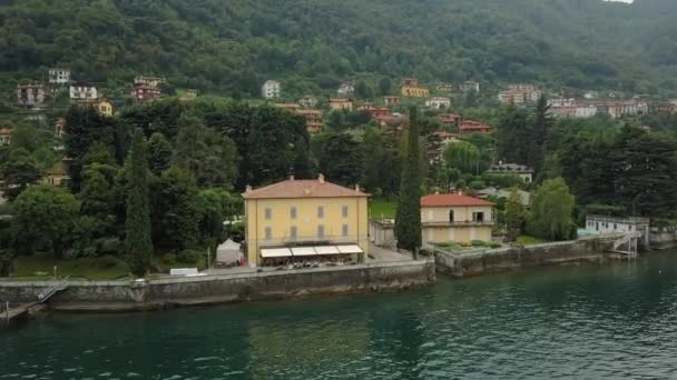 Filmato aereo del drone del lago di Como. Lombardia, Italia. Girato con un movimento di rotazione. — Video Stock