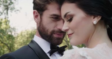 Düğünde Isola Del Garda 'da yemyeşil alanda sarılan genç çift..
