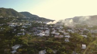 Iscia Adası 'nda fabrikaların dumanı ve binaları var.