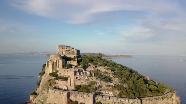 Фантастичний вид з італійських середньовічних Арагонського замку, Неаполітанську — стокове відео