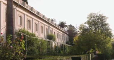 Güneşli bir yaz gününde Garda Gölü 'ndeki eski villa manzarası