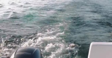 Garda Gölü 'nün su yüzeyindeki sürat teknesinin arkasındaki dalgaların görüntüsü.