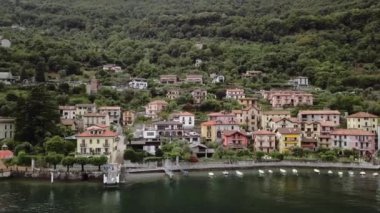 Como Gölü 'ndeki küçük bir şehrin insansız hava aracı görüntüleri. Lombardy, İtalya.