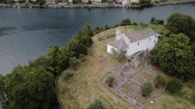 Como Gölü 'ndeki Isola Comacina' nın havadan görünüşü. İtalya. Döndürme hareketiyle vurulmuş..