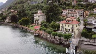 Como Gölü 'ndeki küçük bir şehrin insansız hava aracı görüntüleri. Lombardy, İtalya. 