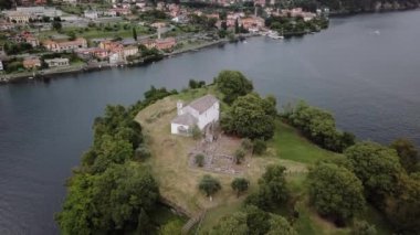 Como Gölü 'ndeki Isola Comacina' nın havadan görünüşü. İtalya. Döndürme hareketiyle vurulmuş..