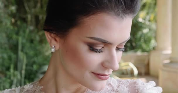 Νεαρή νύφη ποζάρει για φωτογράφιση γάμου στην Isola Del Garda. Κλείσιμο προβολής — Αρχείο Βίντεο