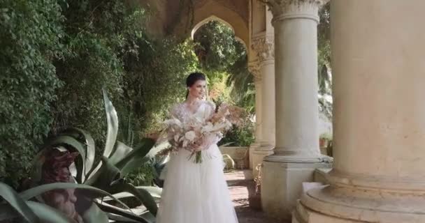 Młoda panna młoda pozuje na sesję ślubną w Isola Del Garda. Widok bliski — Wideo stockowe