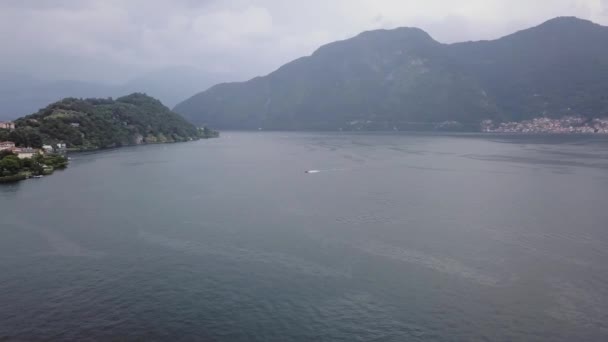 Filmato aereo del drone del lago di Como. Lombardia, Italia. Girato con un movimento di rotazione. — Video Stock