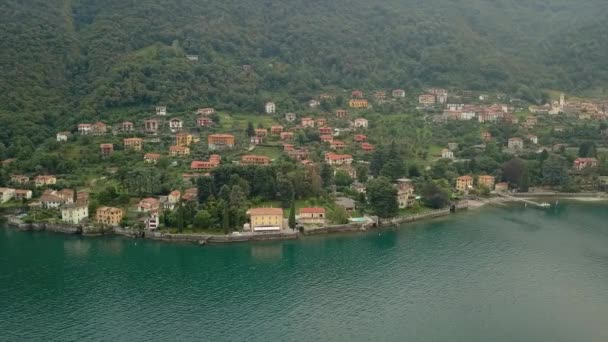 Αεροπλάνο drone city στη λίμνη Κόμο. Λομβαρδία, Ιταλία — Αρχείο Βίντεο