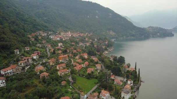 Flygdrönare filmar staden på sjön Como. Lombardiet, Italien. — Stockvideo