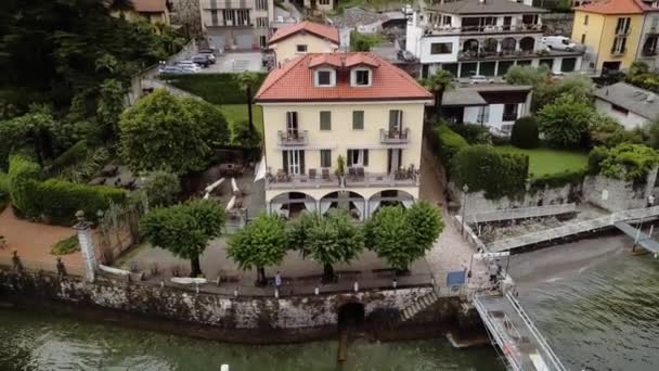 Flygbilder på en liten villa vid sjön Como. Lombardiet, Italien. — Stockvideo