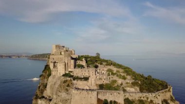 İtalyan Ortaçağ Aragonca Kalesi Napoli Körfezi içinde fantastik havadan görünümü