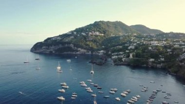 Ischia Adası yakınlarındaki mavi deniz suyuna demirlemiş motorlu yatlar.