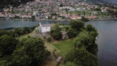 Como Gölü 'ndeki Isola Comacina' nın havadan görünüşü. İtalya. Döndürme hareketiyle vurulmuş..