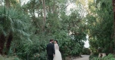 Genç evli çift Isola Del Garda yolunda duruyor.