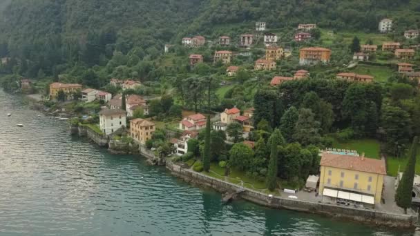 Filmato aereo drone piccola città sul lago di Como. Lombardia, Italia. — Video Stock