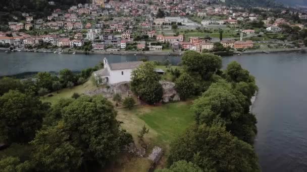 Aerial View of Isola Comacina, Lake Como. Italy. Shot with a rotation motion. — Vídeo de Stock