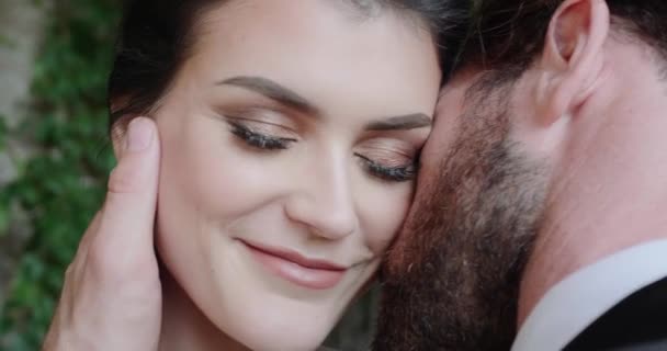 Bearded groom kisses bride at wedding photo-shooting. — Vídeos de Stock