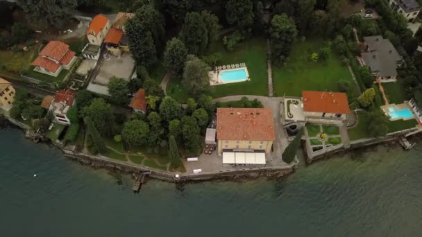 Aerial drone footage of small villa on lake Como. Lombardy, Italy. Top View. — Vídeo de Stock