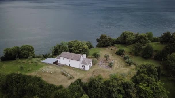 Aerial View of Isola Comacina, Lake Como. Italy. Shot with a rotation motion. — Video Stock