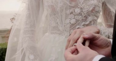 Damat nikah töreninde gelin parmağına yüzük takar.