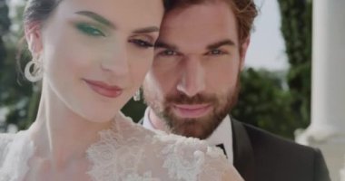 Genç çift Isola Del Garda 'da düğün fotoğrafları için poz veriyor.