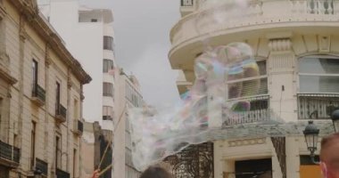 Valencia 'nın ana meydanında, Las Fallas kutlamasında sabun köpükleri..