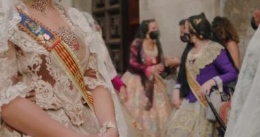 Geleneksel uzun elbiseli kadınlar Las Fallas 'ta hayranlarını sallıyor