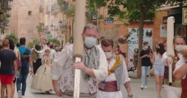 Las Fallas 'ta kostümlü müzisyenler ve karakterler grubu