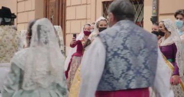Las Fallas 'ta kostümlü müzisyenler ve karakterler grubu