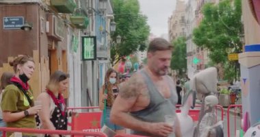 İnsanlar Las Fallas 'ı kutlamak için süslemeler yapıyor.