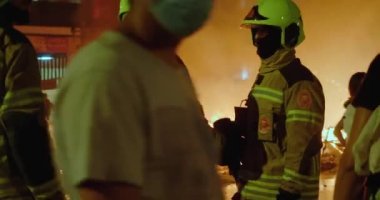 İtfaiyeciler yanan figürlerden kalan ateşi söndürdü.