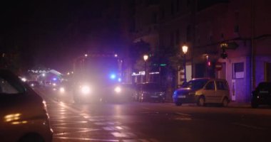  İtfaiye araçları Valencia 'nın gece caddelerinden geçiyor.