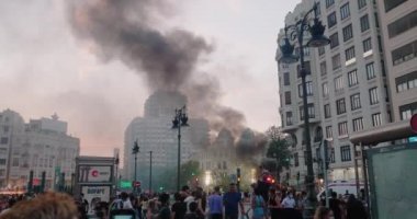 Gri duman şehir merkezinde yanan oyuncak bebek heykellerinde