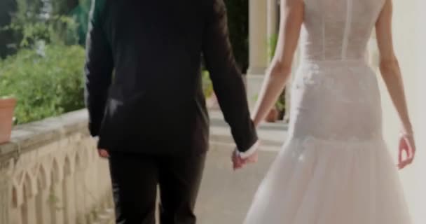 Młoda para małżeńska spaceruje po balkonie w Isola Del Garda. — Wideo stockowe