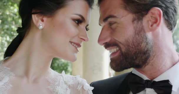 Młoda para pozuje na sesję ślubną w Isola Del Garda — Wideo stockowe