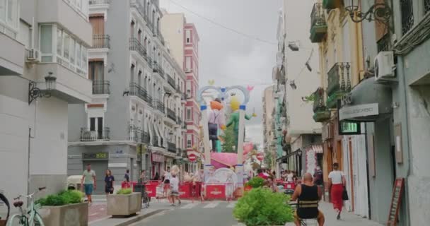 Les gens se rassemblent dans la rue pour célébrer le festival Las Fallas — Video