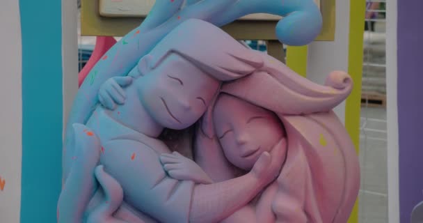 Decorações Figuras de duas pessoas abraçando. Celebração de Las Fallas. Ninot... — Vídeo de Stock