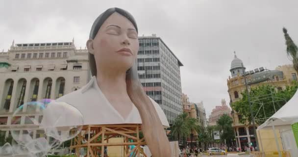 Gigantyczny posąg kobiety ustawiony do świętowania Las Fallas — Wideo stockowe